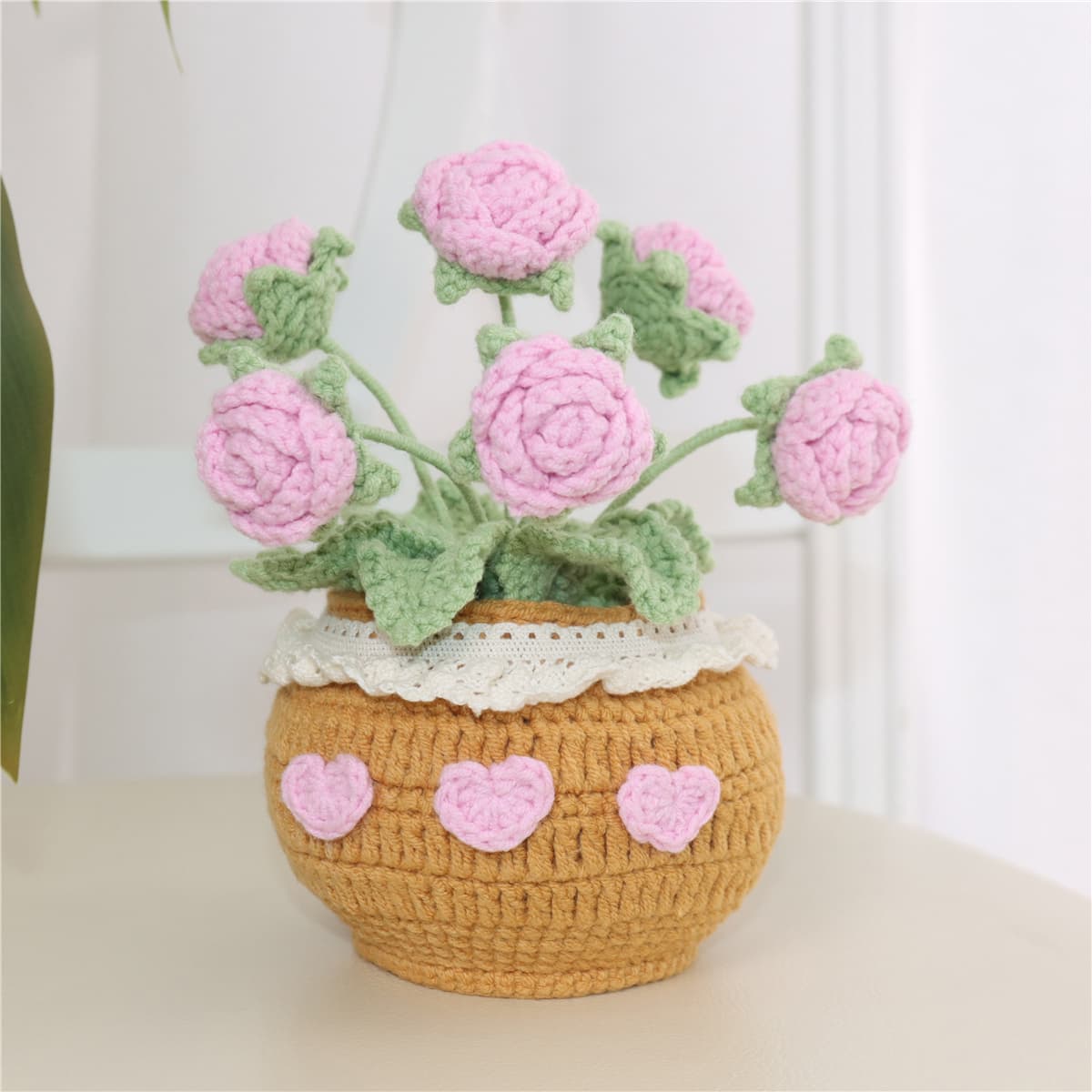 Adorno de maceta de ganchillo con rosas y corazón
