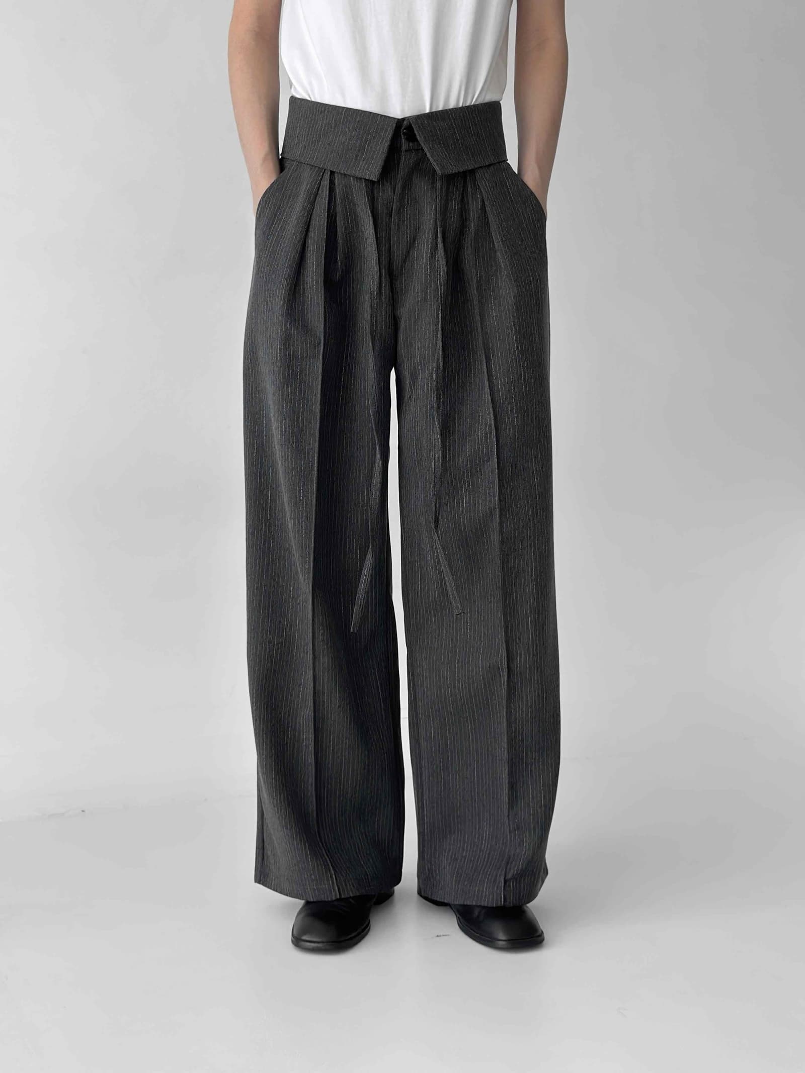 Pantalones rectos rayados con cintura invertible