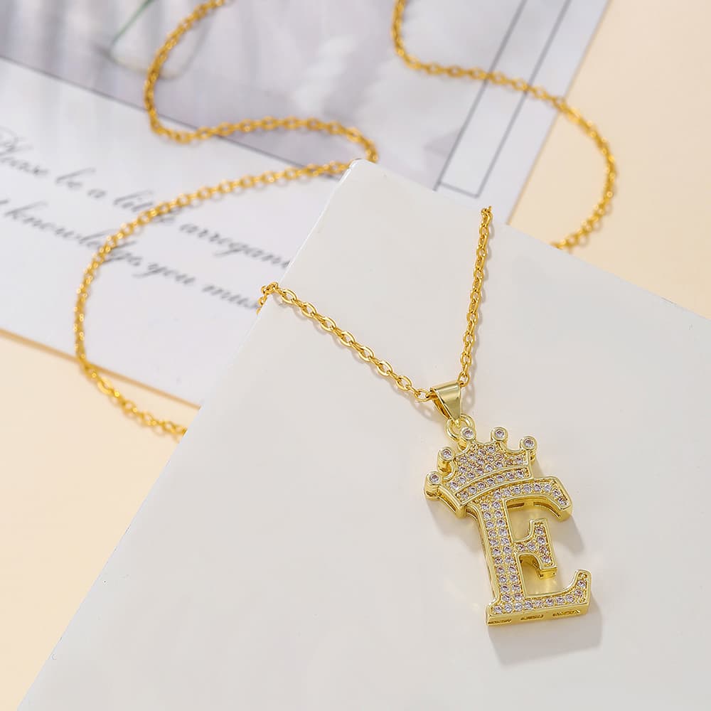 Collar de letra mayúscula con corona de diamante