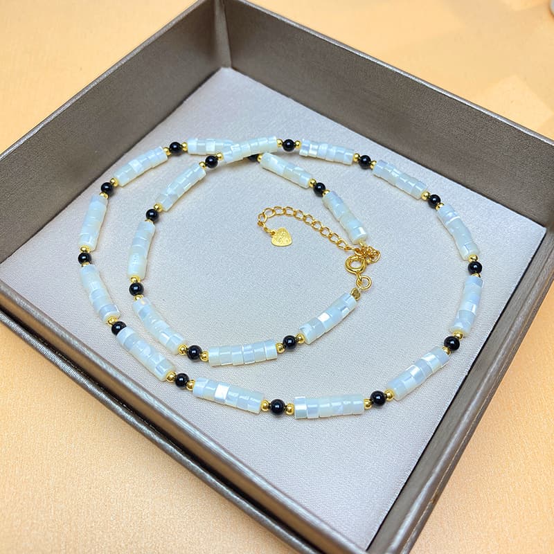 Collar de perlas con concha y ágata