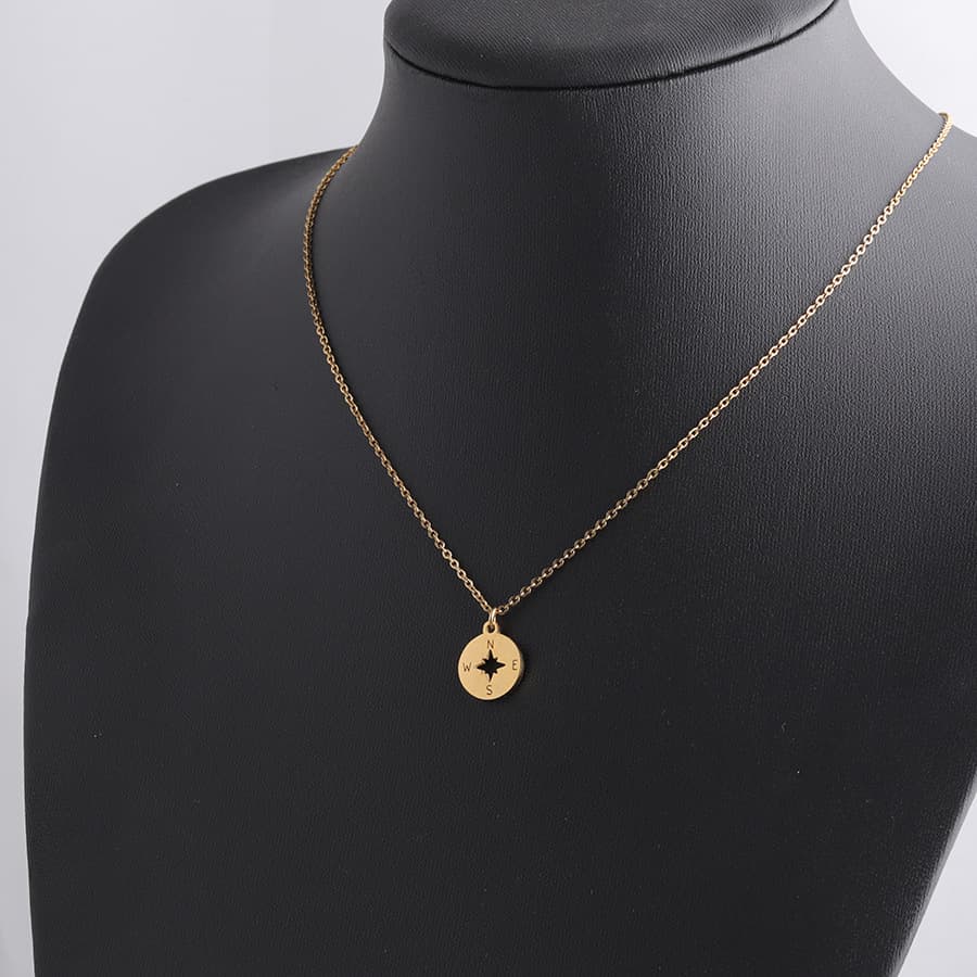 Collar de acero inoxidable con forma de brújula