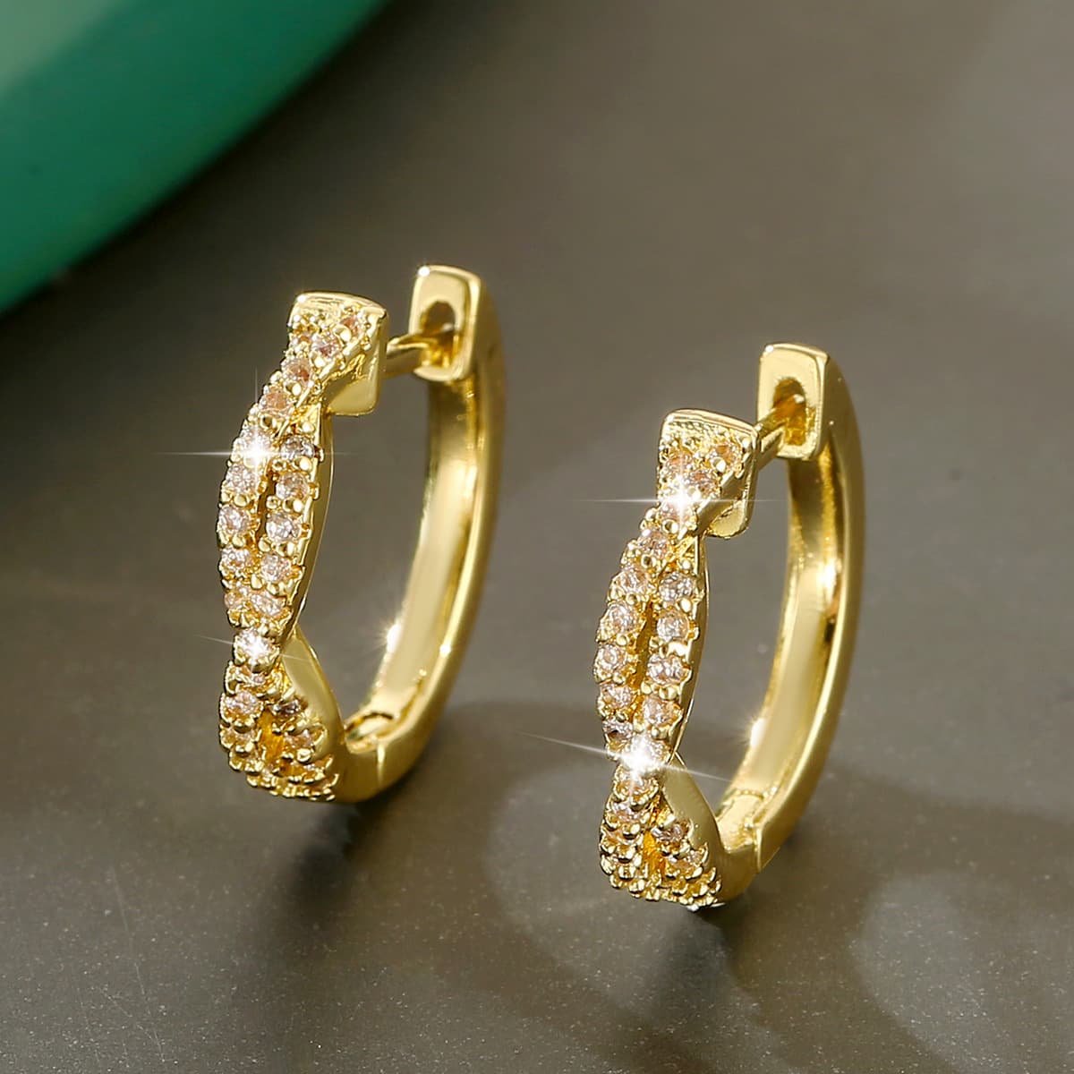 Aretes redondos de cobre con diseño geométrico