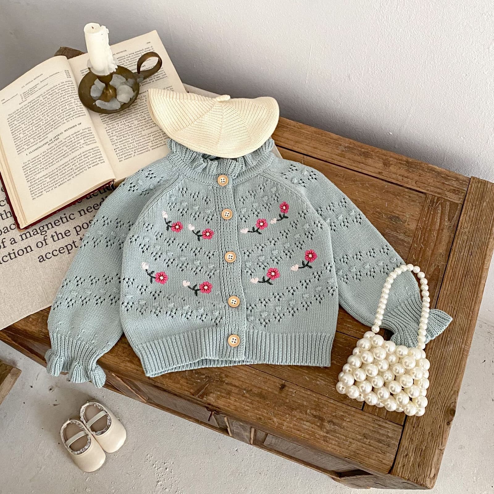 Cardigan tejido con bordados calados, versátil para cualquier estilo