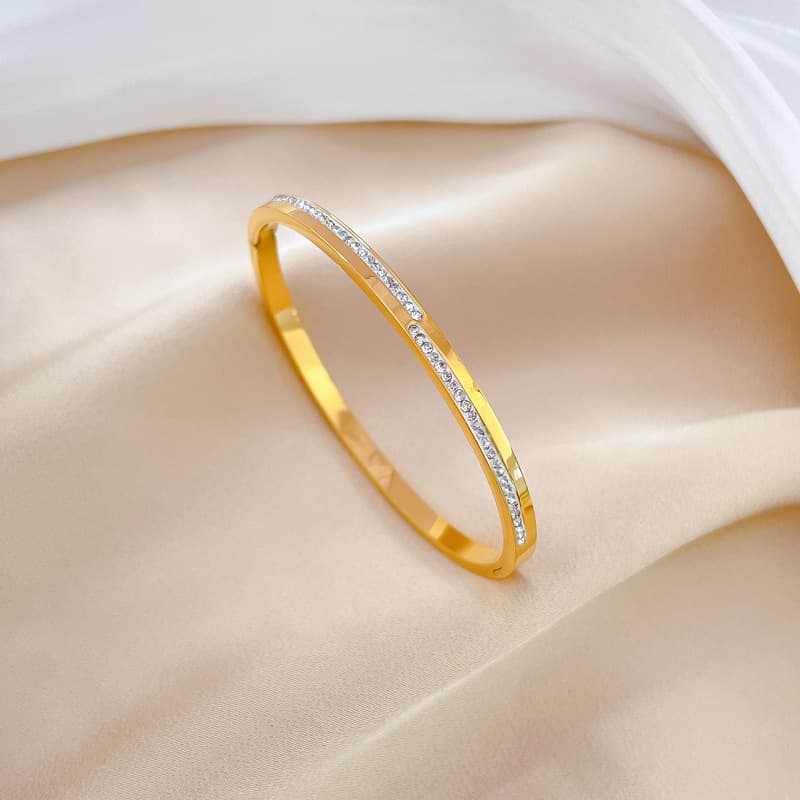 Pulsera minimalista de acero inoxidable con acabado diamante