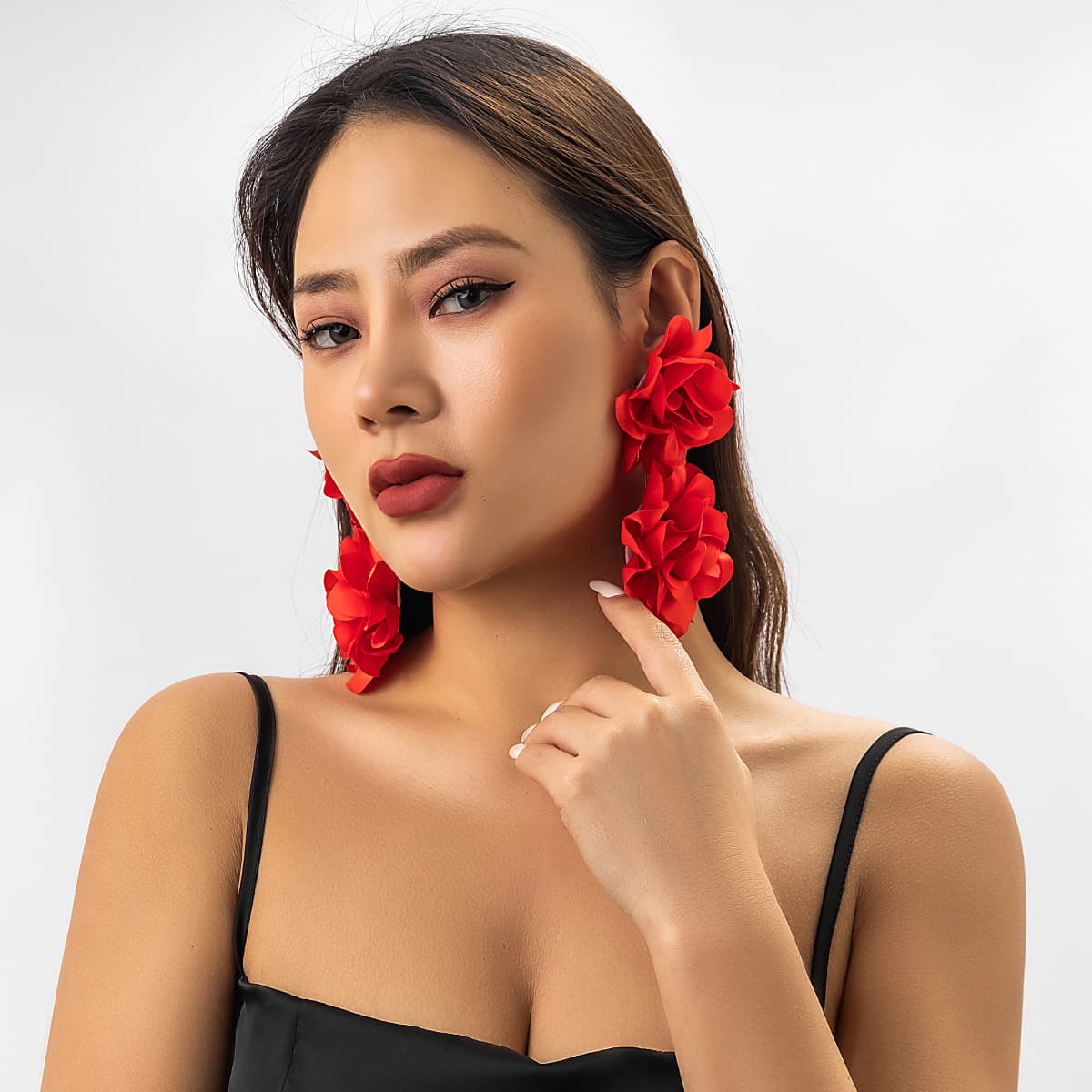 Aretes minimalistas con flor y borla colorida