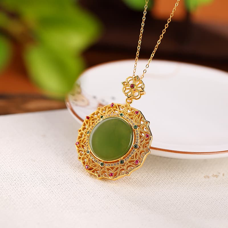 Colgante retro hueco con jade incrustado
