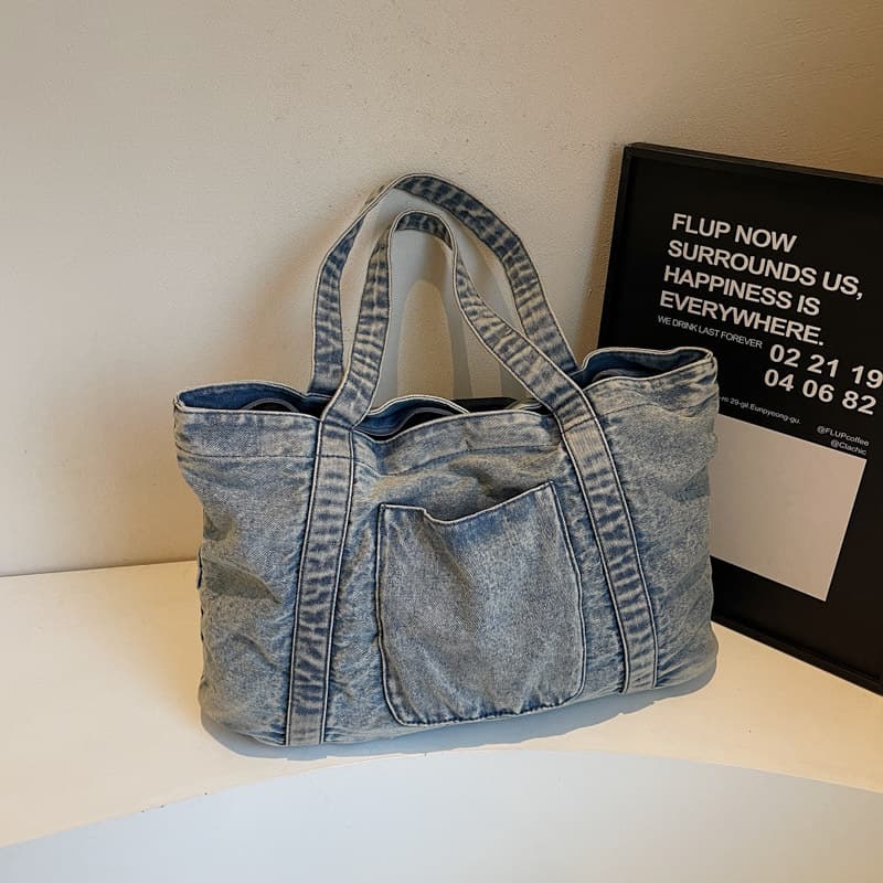 Bolsa de mezclilla con estilo retro y detalles lavados