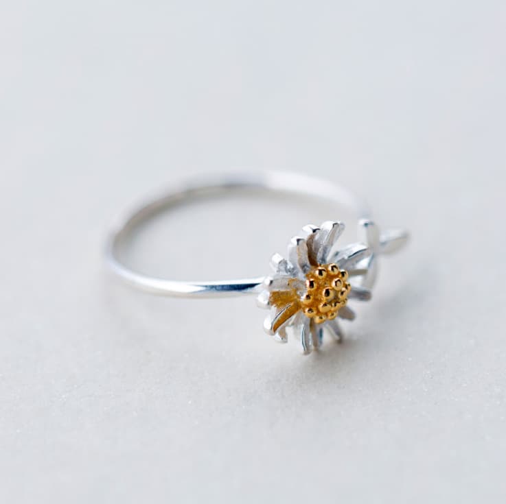 Anillo con diseño de margarita y hojas pequeñas