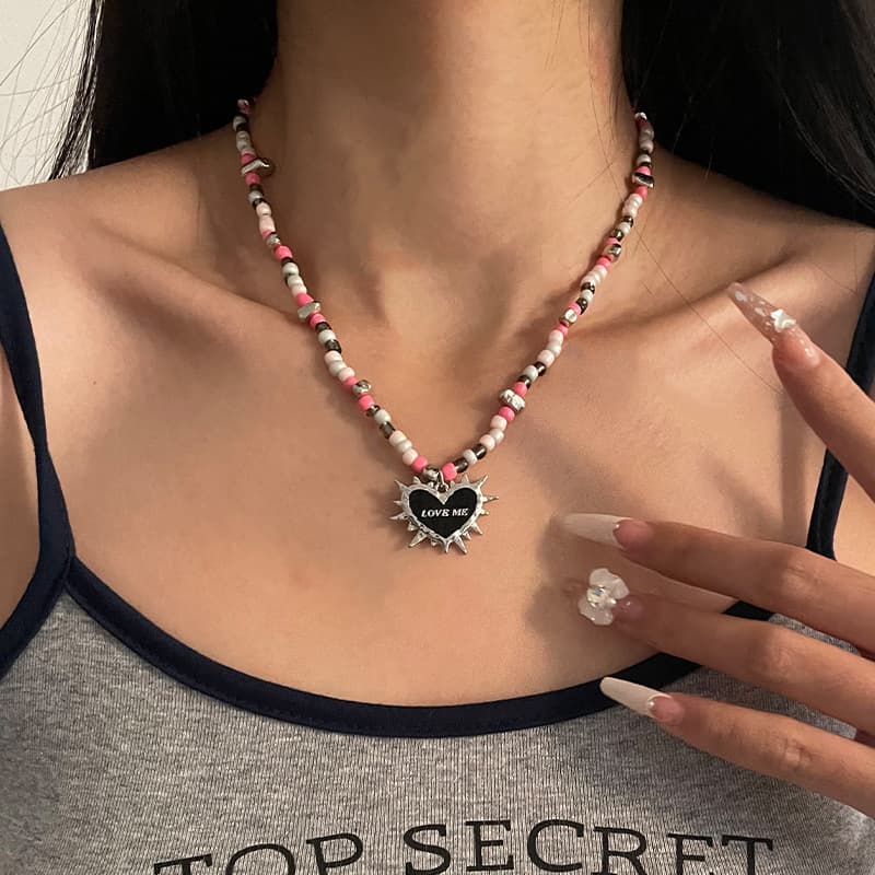 Collar de cuentas con corazón espina negro