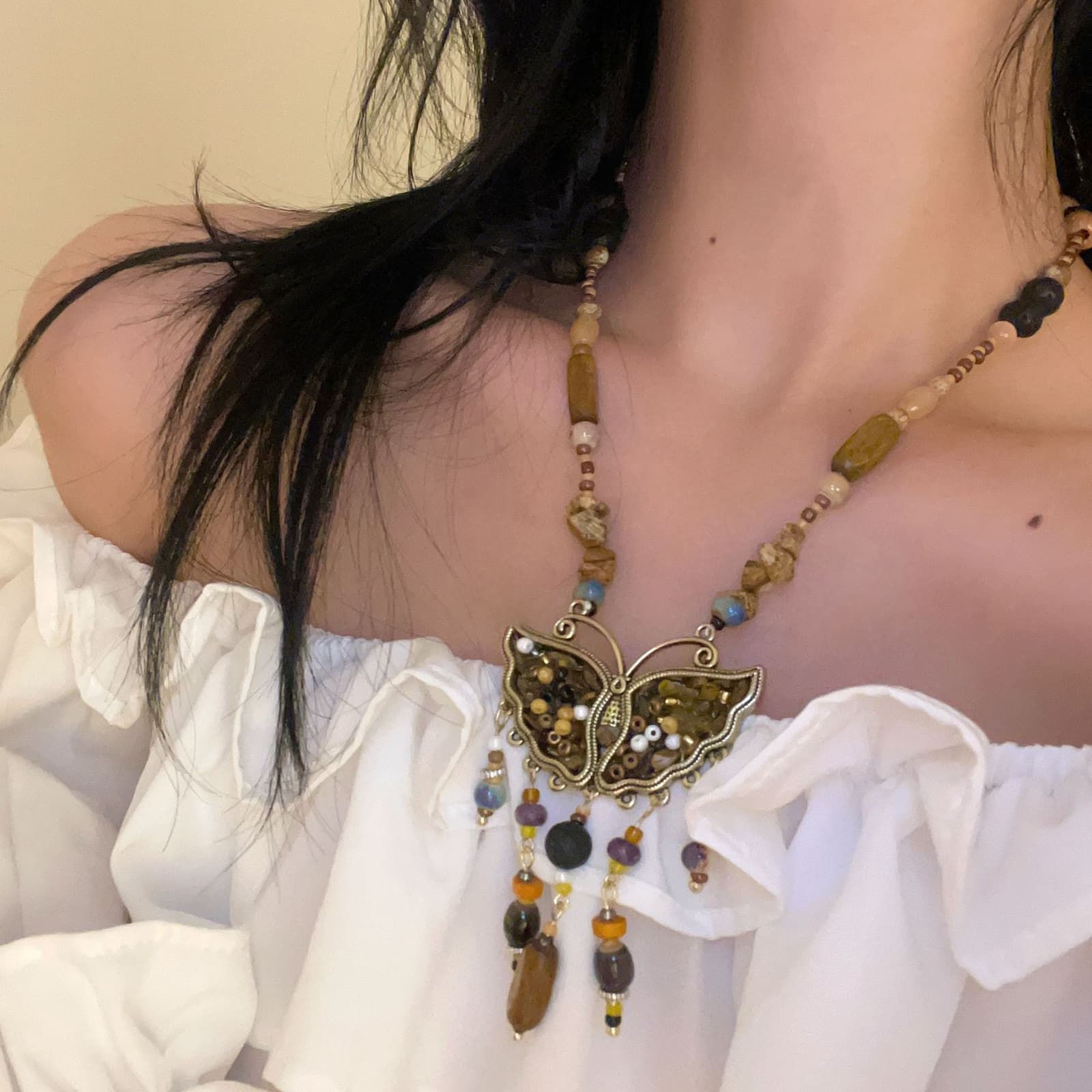 Collar de piedra natural con colgante mariposa