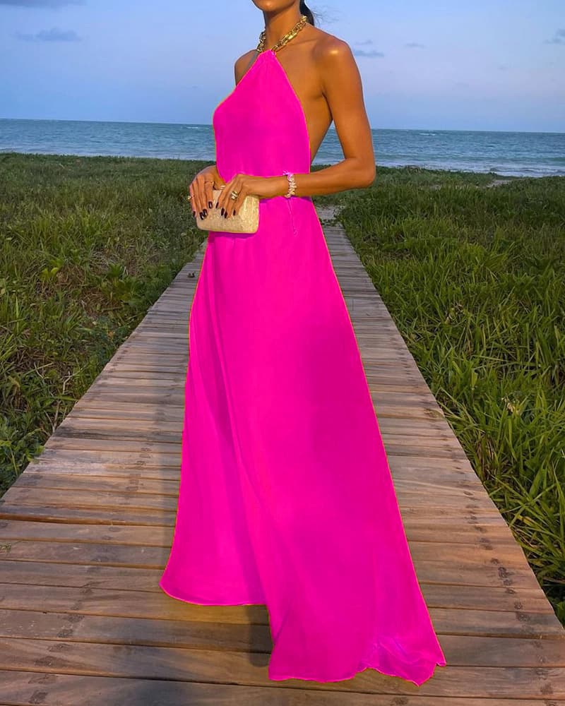 Vestido halter largo con falda amplia y espalda descubierta