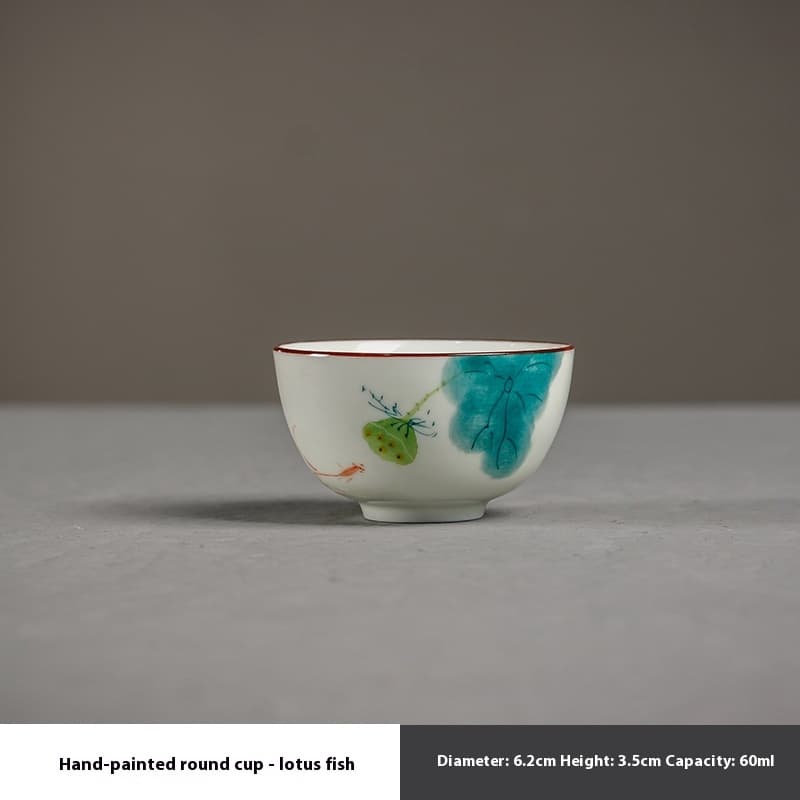 Taza de porcelana con loto pintado a mano