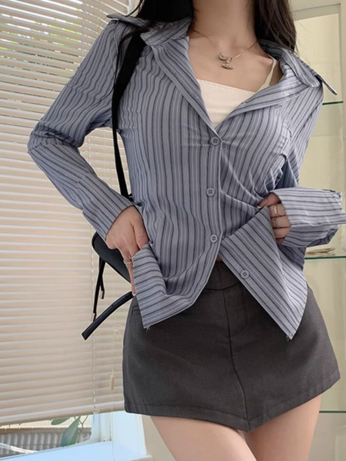 Camisa azul con rayas y mangas largas