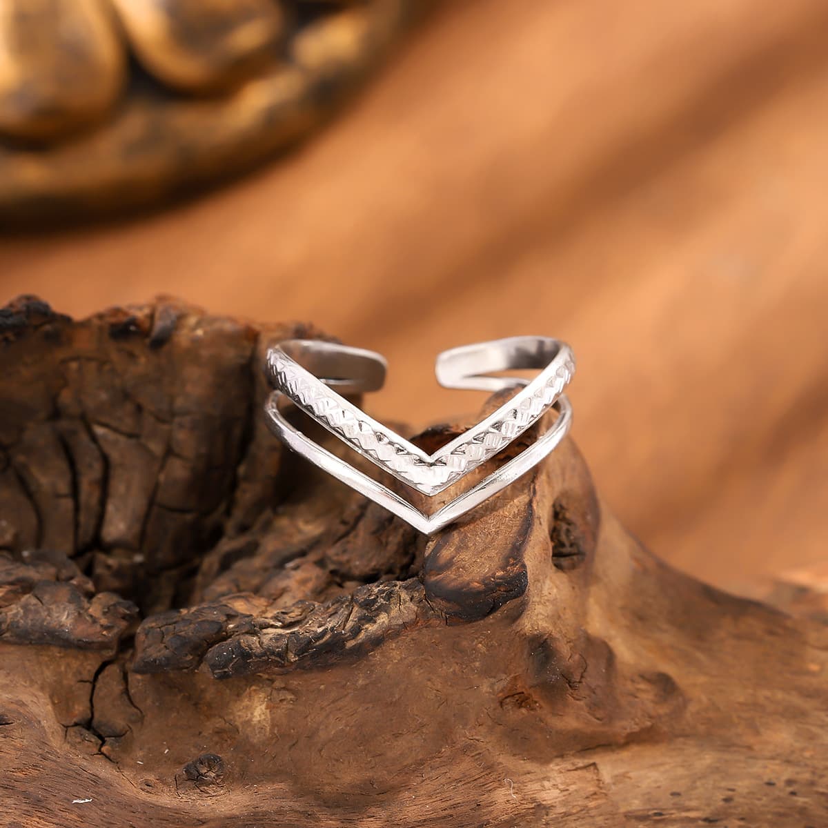 Anillo V ajustable de acero de titanio estilo moda