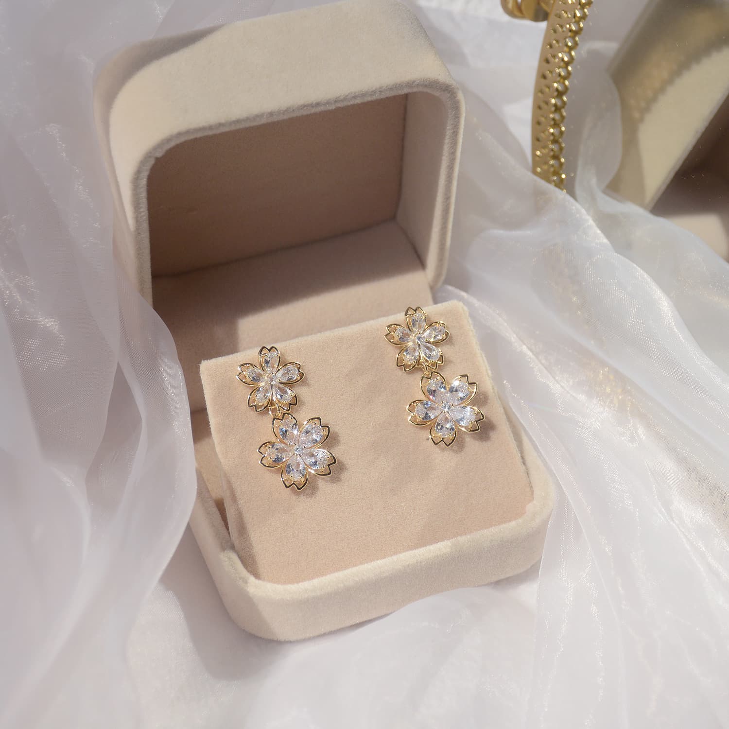 Aretes largos con circón y flores