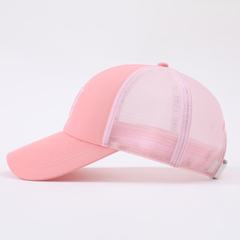 Gorra trucker con malla transpirable y bordado 3D