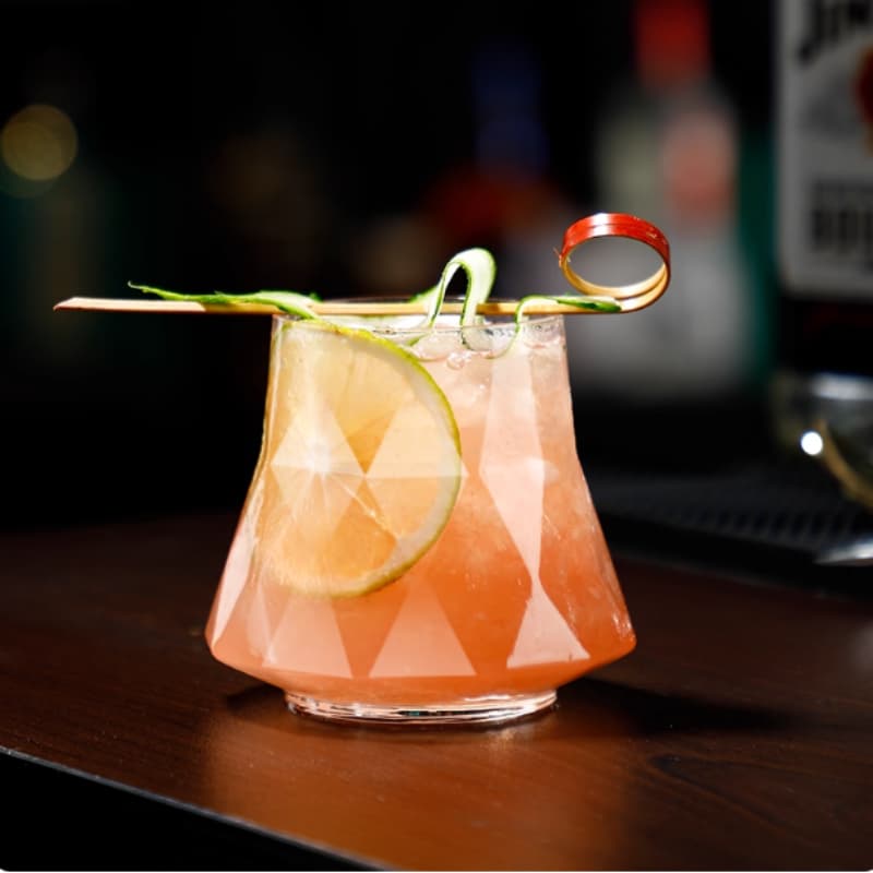 Copa de vino con patrón diamante