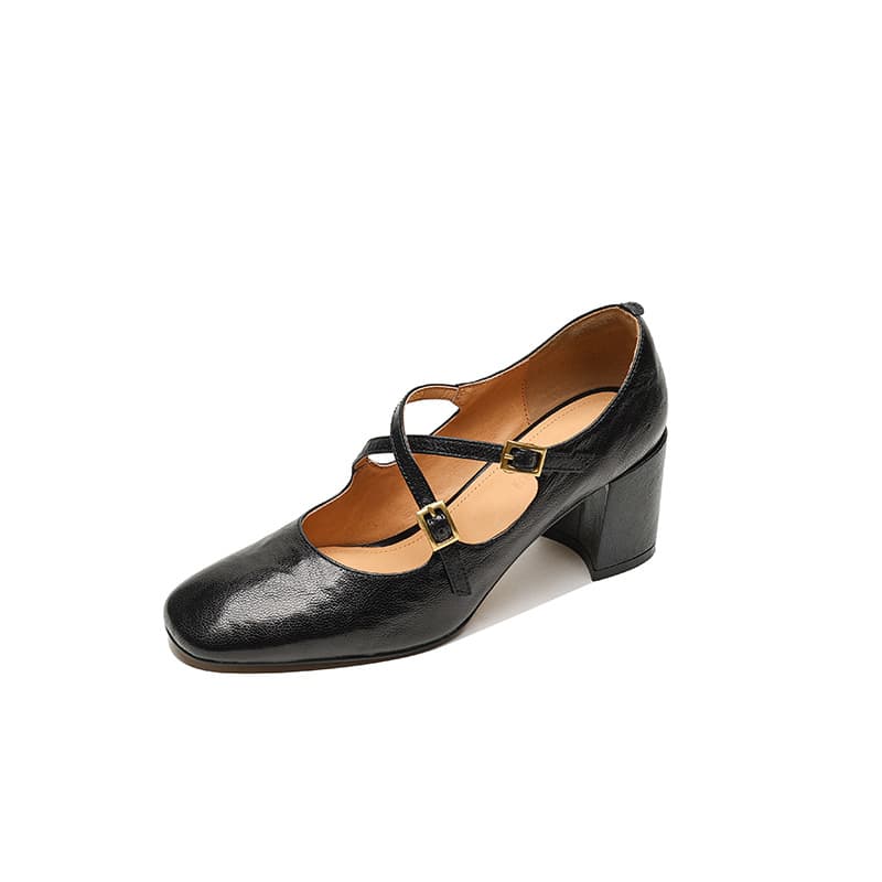 Zapato de tacón alto con correa cruzada y punta cuadrada