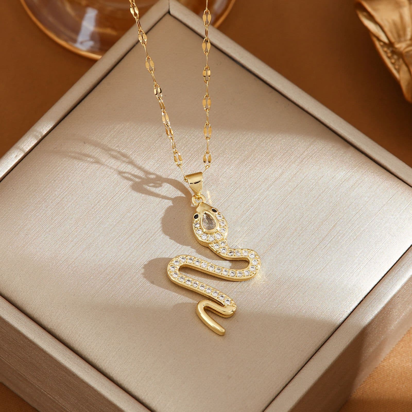 Collar de serpiente con piedras de cristal brillantes