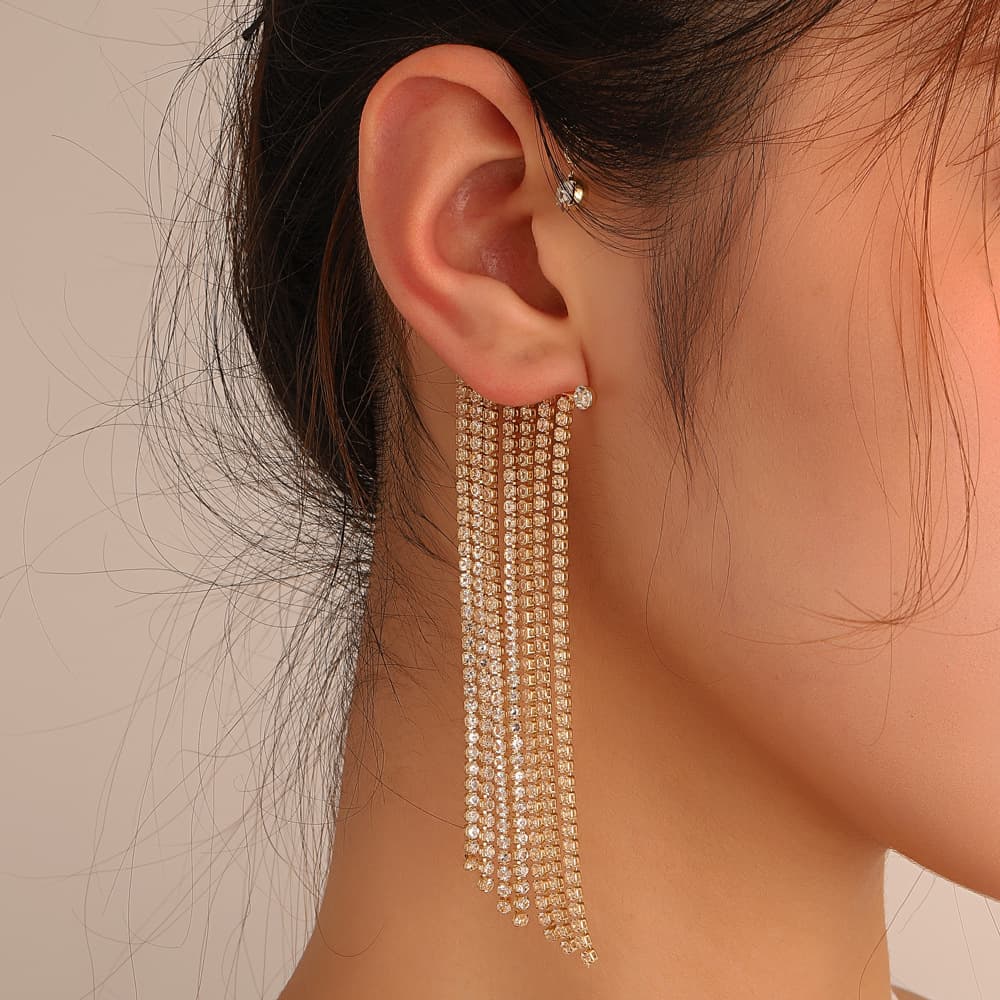 Aretes largos de borla con incrustaciones de diamantes