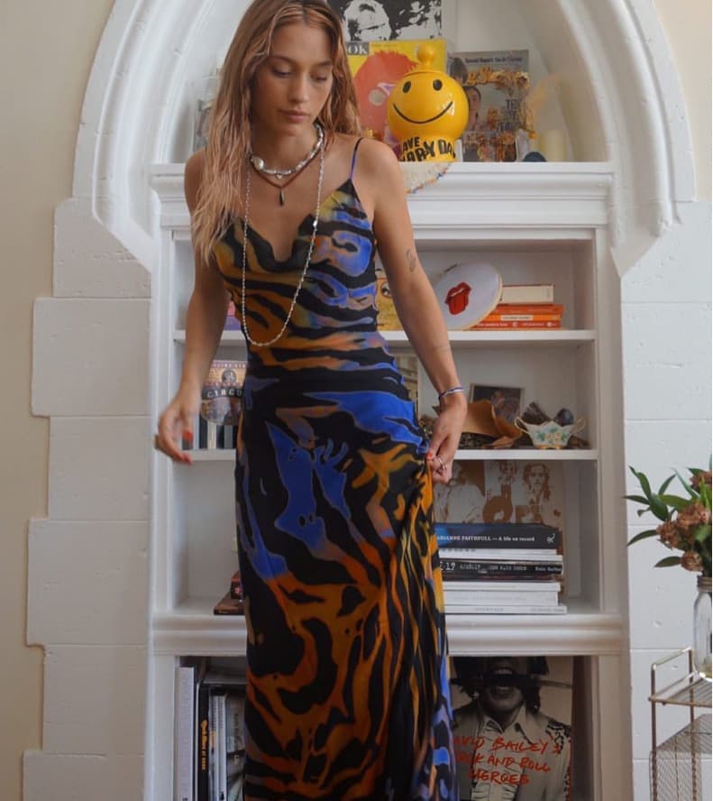 Vestido largo sin espalda con estampado de rayas