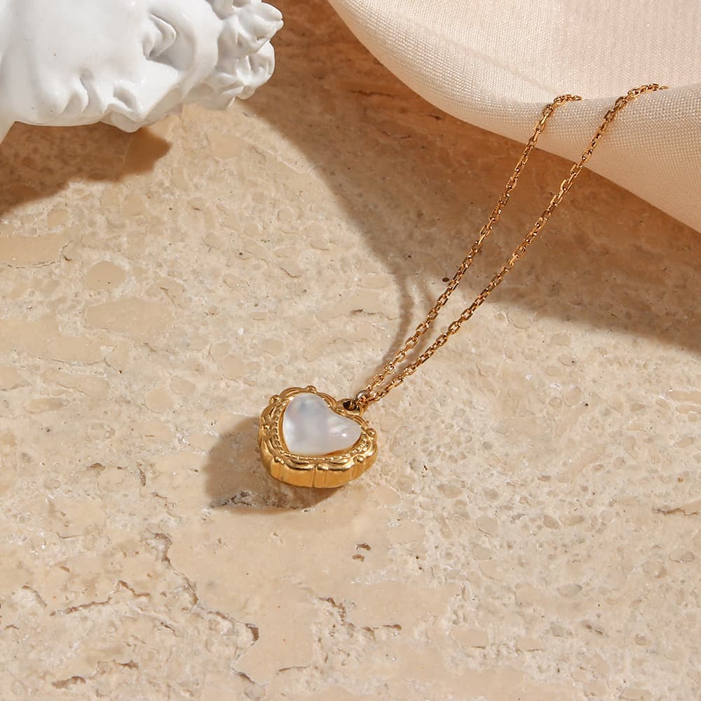 Collar vintage con colgante de concha y oro