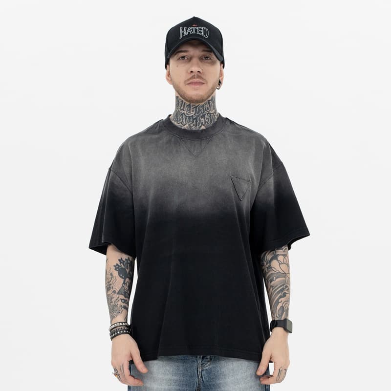 Camiseta de algodón holgada con parche triangular estilo vintage