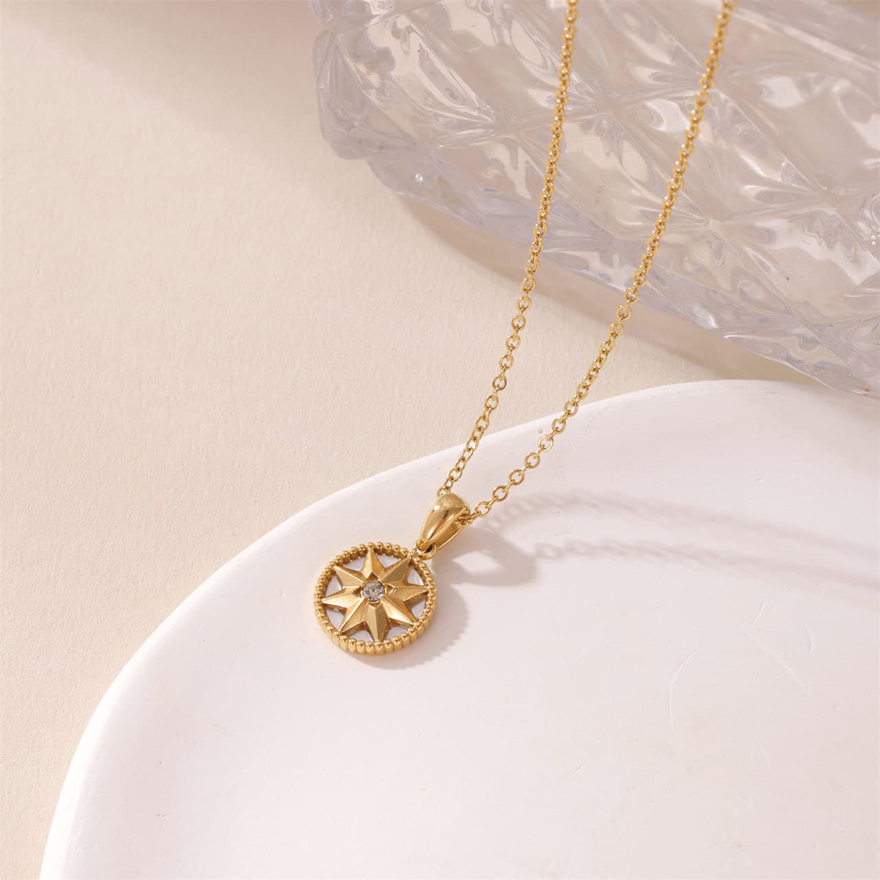 Collar de acero titanio con diseño de brújula para mujer