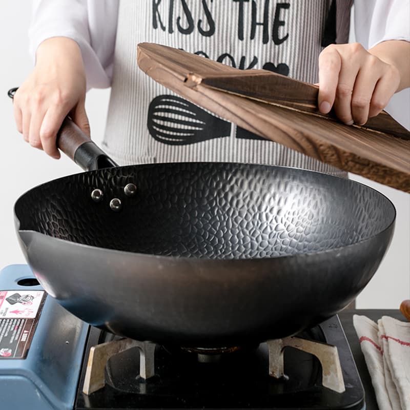 Wok de hierro forjado tradicional hecho a mano