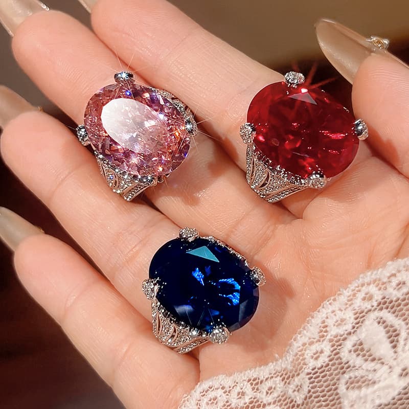 Anillo de moda con gemas multicolores e incrustaciones