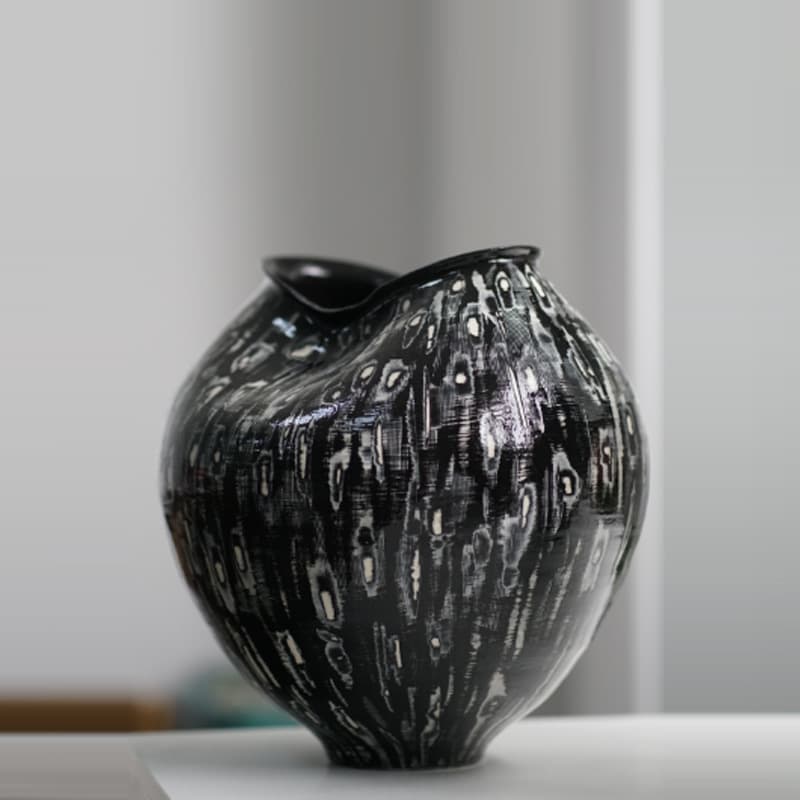Jarrón de cerámica decorativo con acabado de vidrio