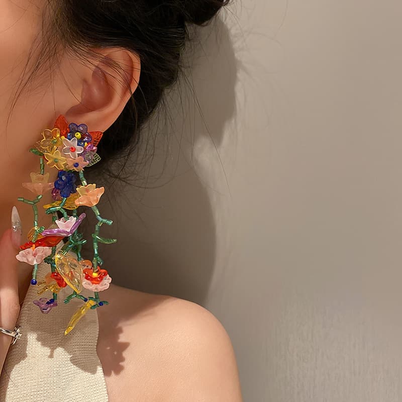 Aretes colgantes de flores coloridas con postes de plata