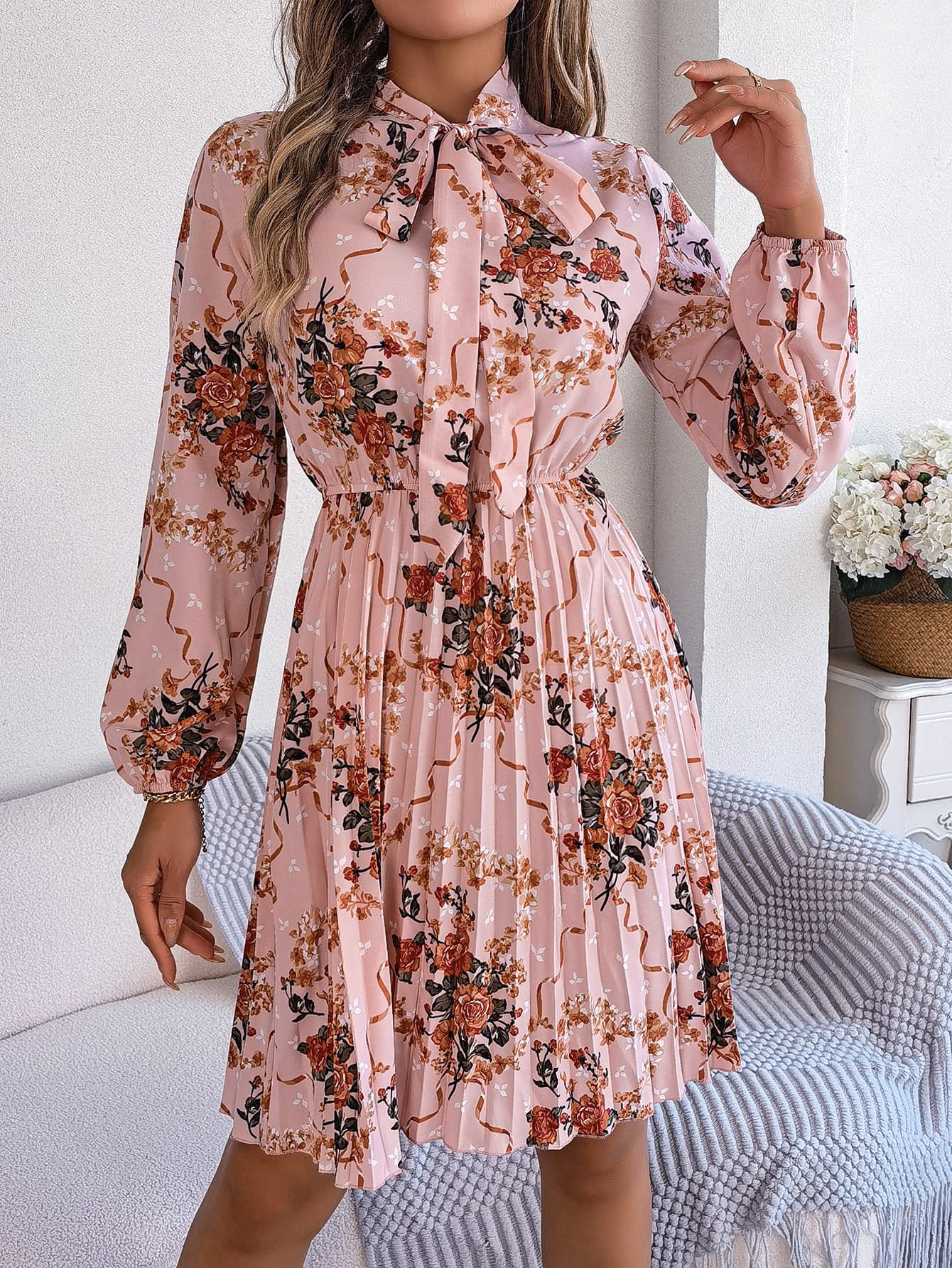 Vestido maxi floral plisado con cintura anudada