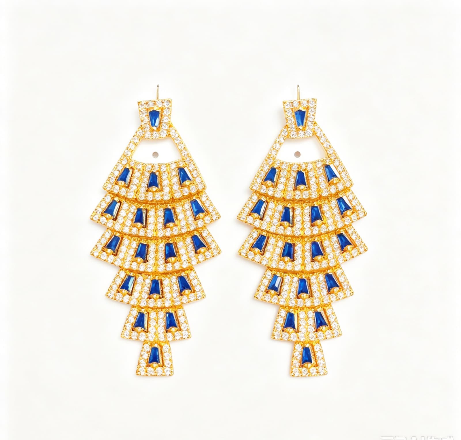 Aretes de capas escalonadas con circones azul royal