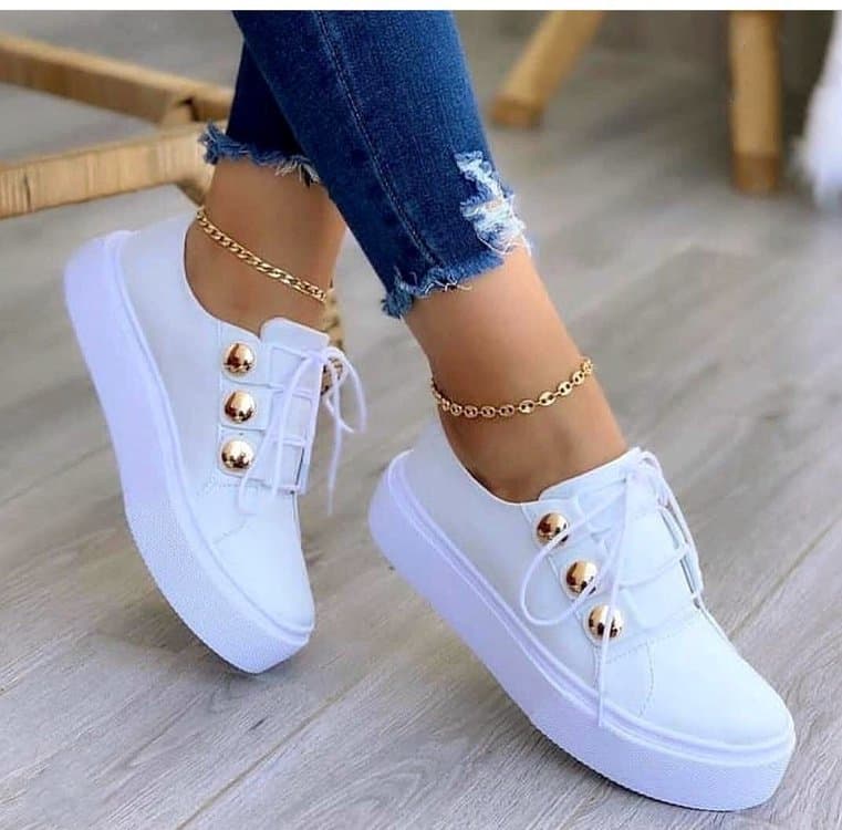 Zapatillas casuales con remaches decorativos cierre de cordones
