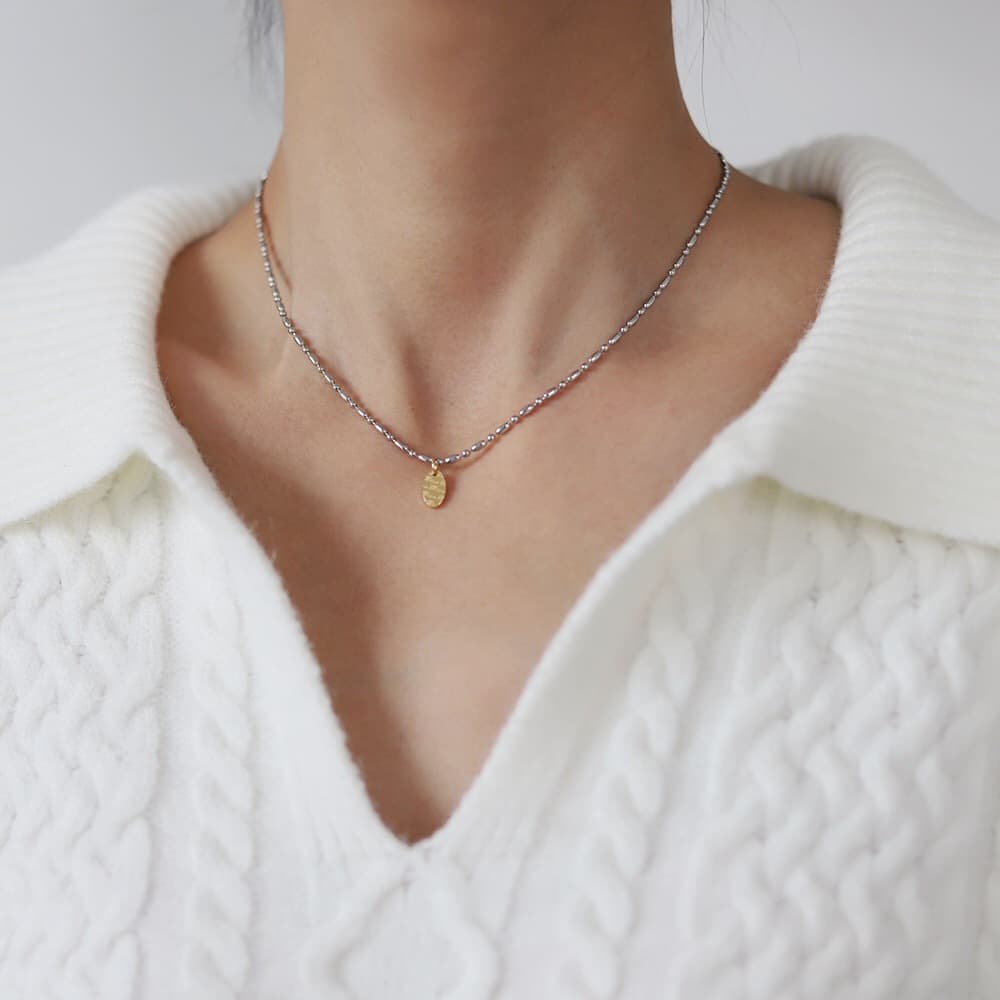 Collar de acero titanio con letras geométricas y elipse
