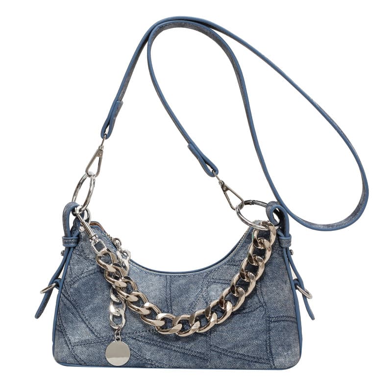 Bolsa mensajera de denim con cadena y pespuntes
