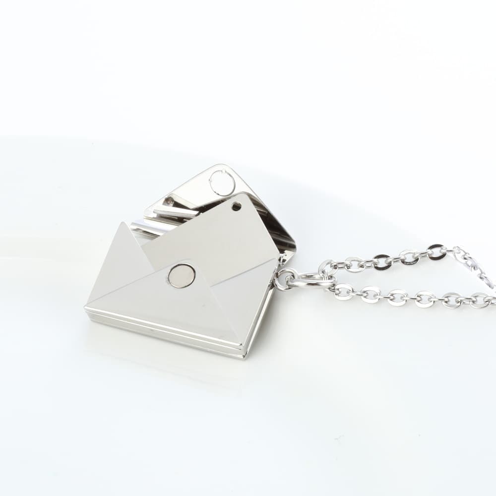 Collar con colgante de sobre en forma de corazón con mensaje secreto