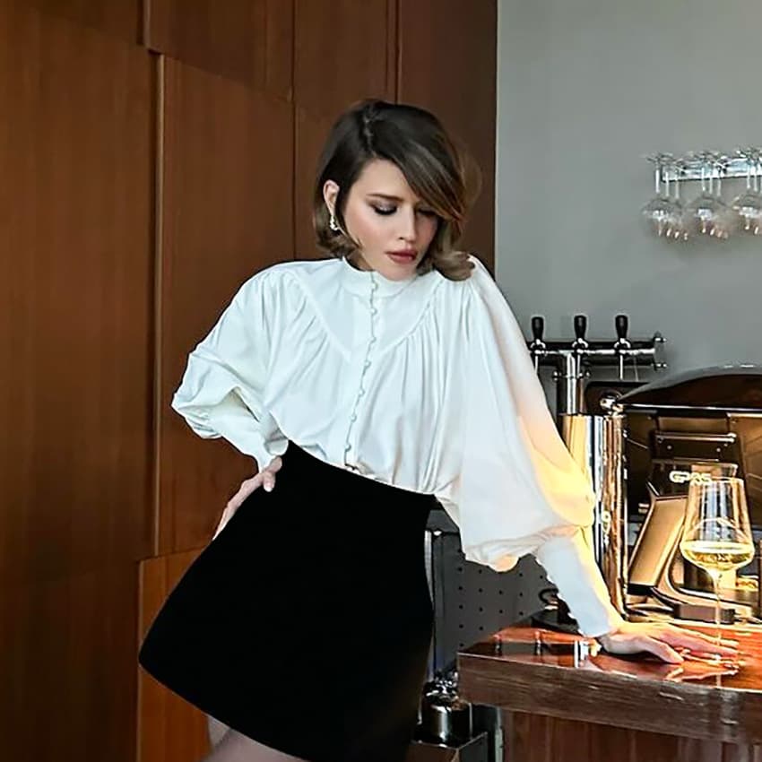 Blusa blanca con cuello parado y manga volante