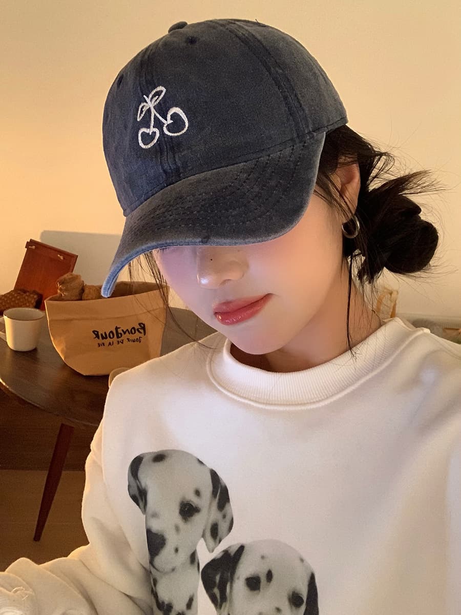 Gorra de béisbol con bordado de cereza
