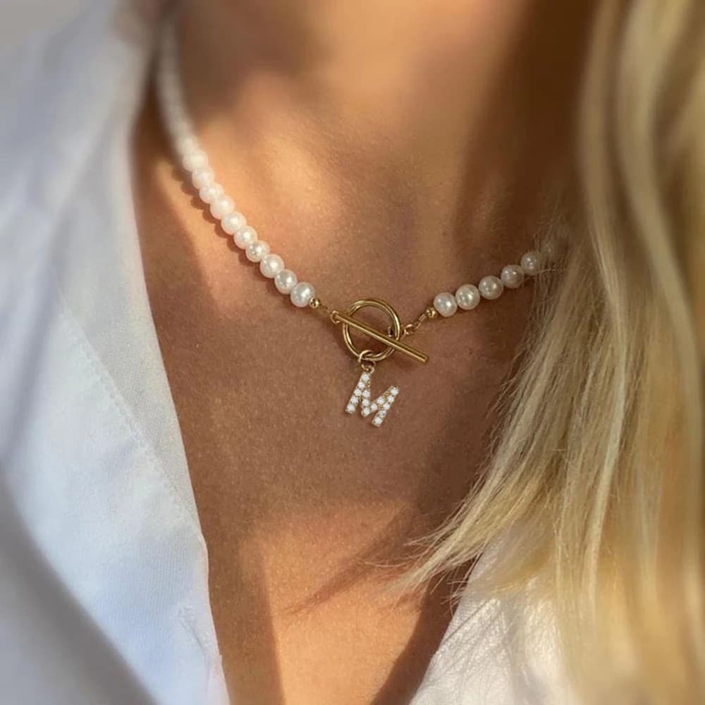 Collar de perlas con inicial de letra personalizada