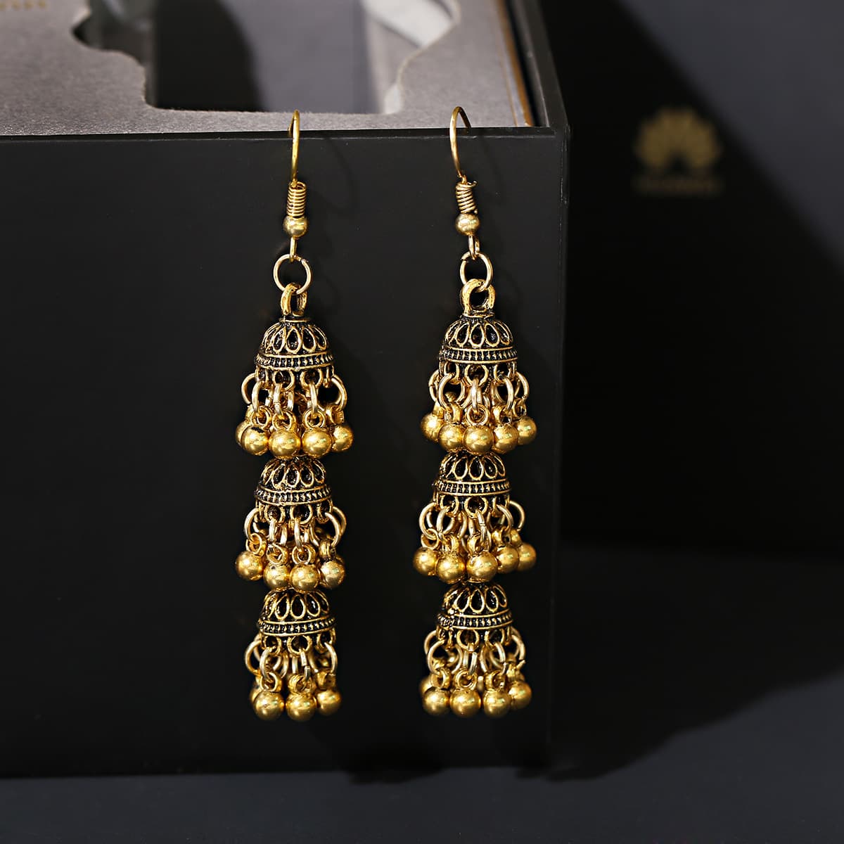 Aretes de borla con campana en estilo étnico indonesio