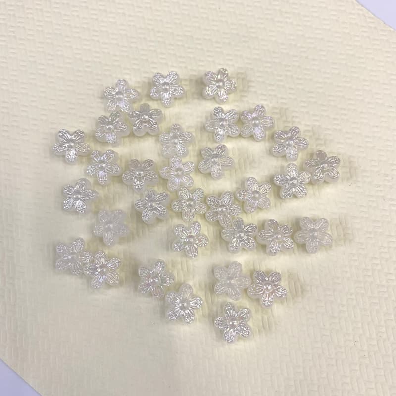 Cuentas de flor acrílica de cinco pétalos con acabado dorado