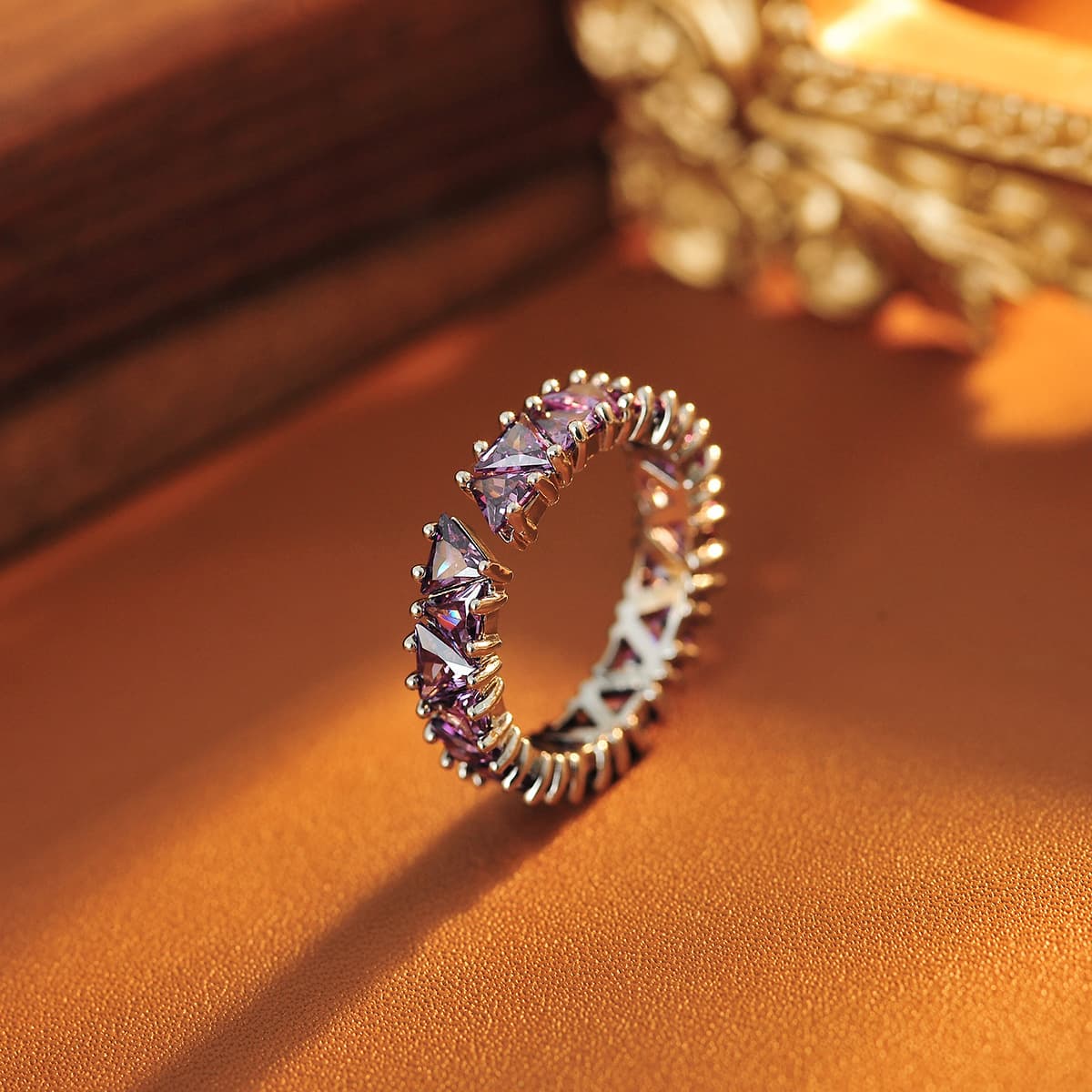 Anillo ajustable de circón púrpura con brillo extremo