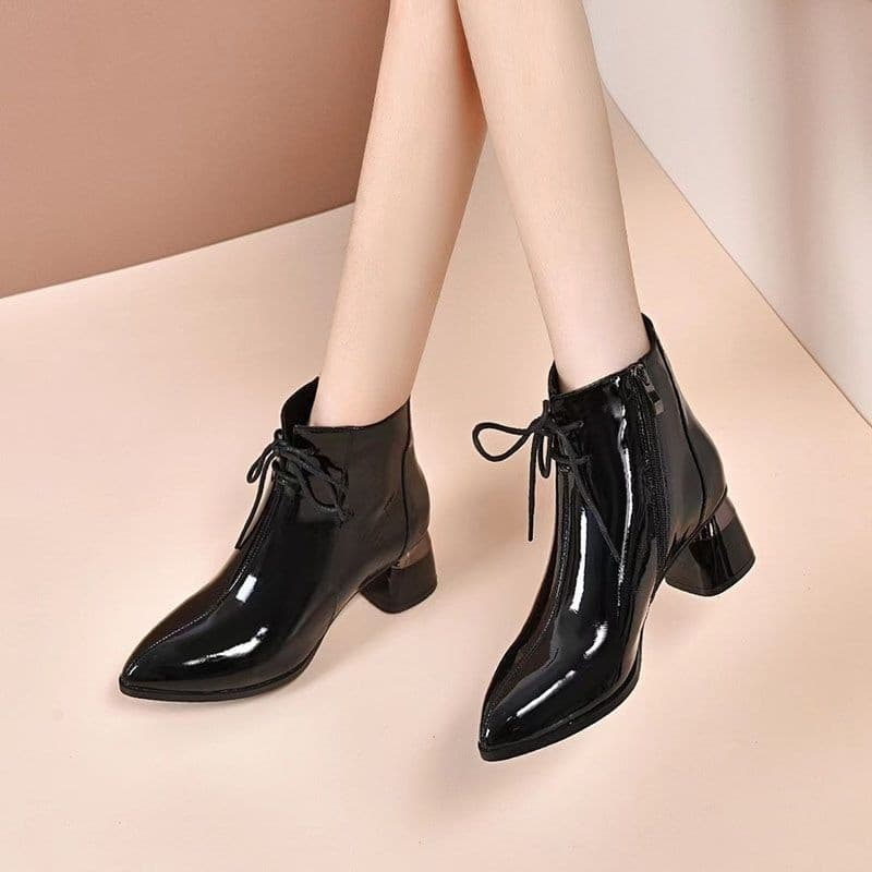 Bota Martin elegante punta fina tacón grueso