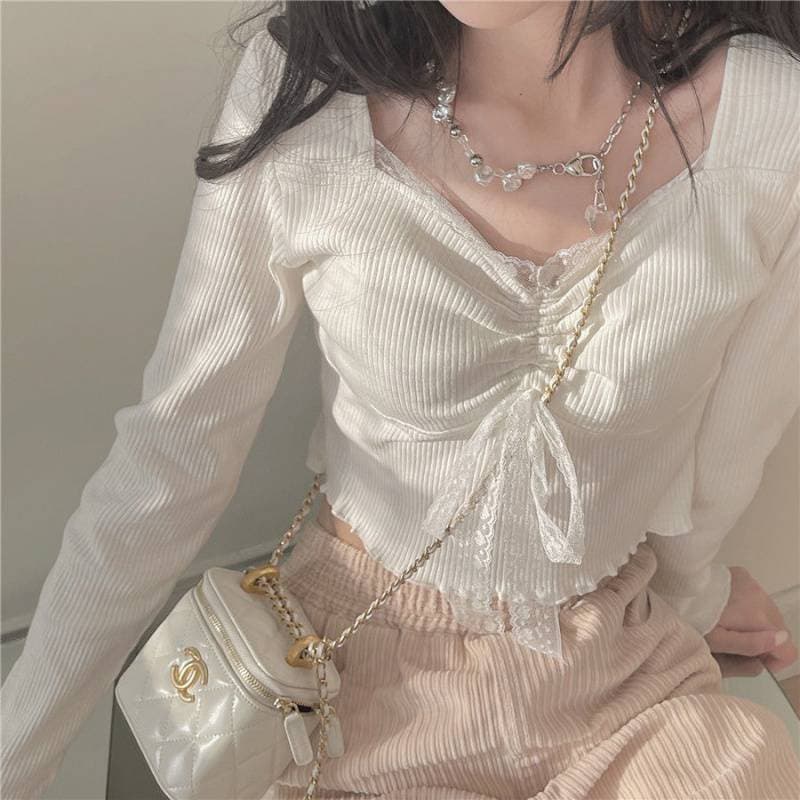 Conjunto de sweater y falda con detalles en encaje