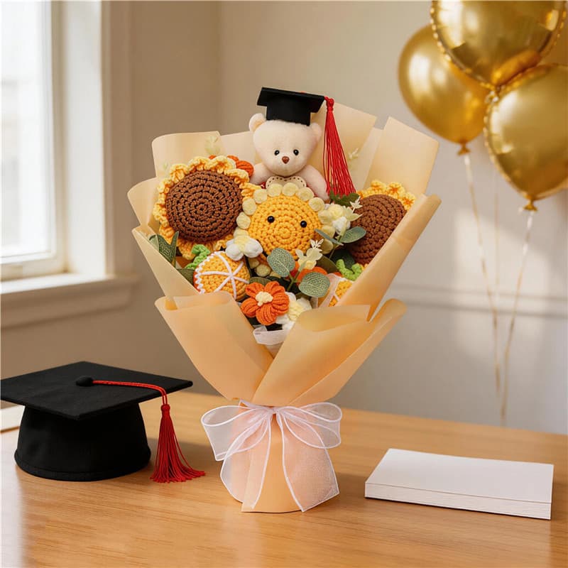 Ramo de flores tejidas a mano con osito de graduación