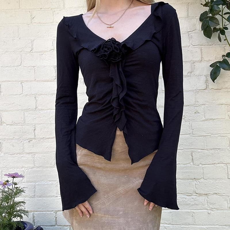 Blusa francesa con rosa tridimensional y manga acampanada