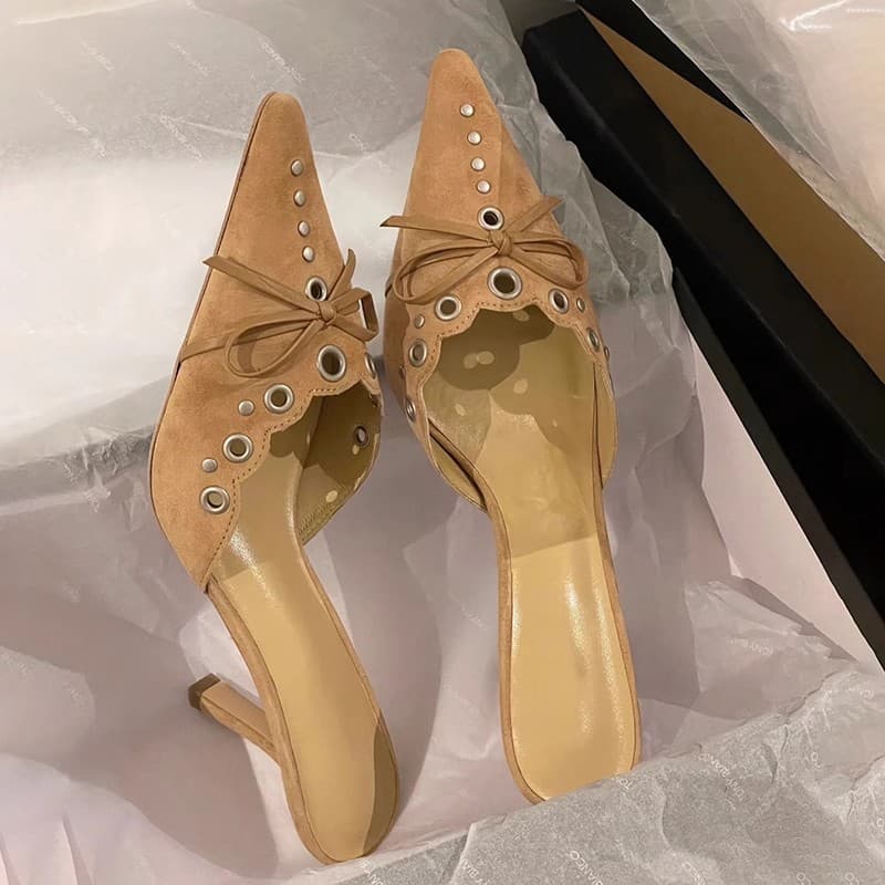 Sandalia de tacón alto con lazo decorativo y corte calado