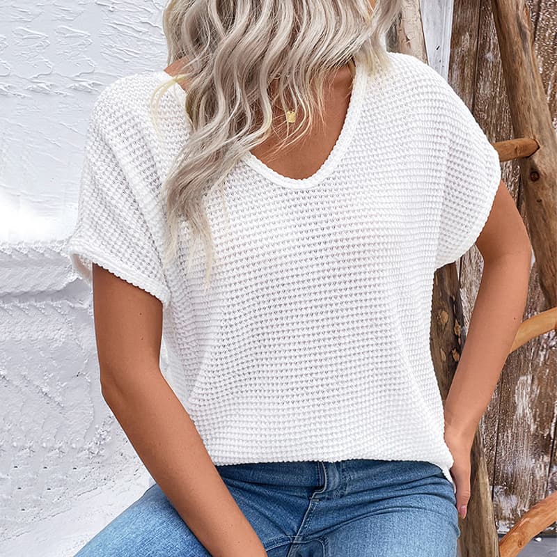 Camiseta para mujer con escote en V, manga corta y detalle calado